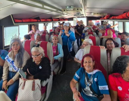 Medio centenar de adultos mayores celebraron su semana con un alegre recorrido por el Lago de Maracaibo