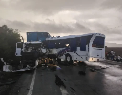 9 muertos en choque de bus contra gandola en Anzoátegui