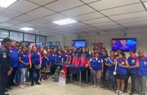 Alcaldía de Maracaibo censó y dotó de uniformes a comerciantes informales del Terminal de Pasajeros