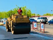 Luis Caldera asfalta las adyacencias del Puente sobre el Lago