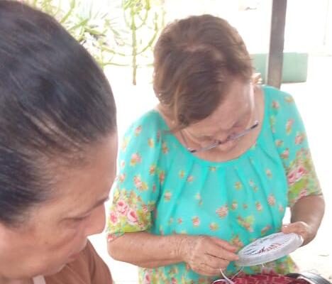 Círculo de abuelos Tiempos Felices aprenden a tejer “Soles de Maracaibo”