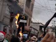 La gente quema a Judas como venganza por su traición