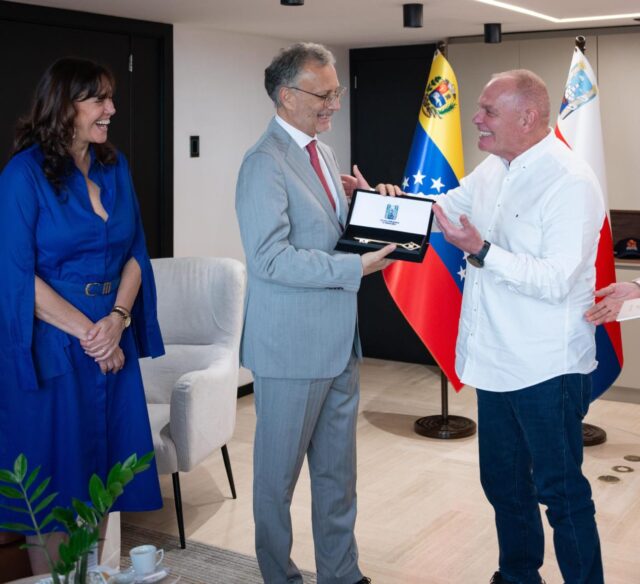 Di-Martino-y-embajador-Italia2.jpg