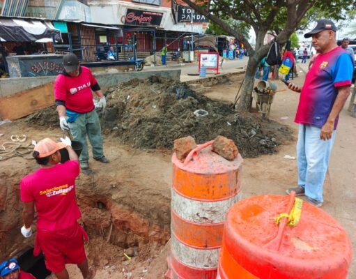 Gobernación del Zulia limpia drenajes del Mercado Las Playitas de Maracaibo