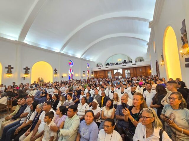 Feligreses-en-oracion.jpg