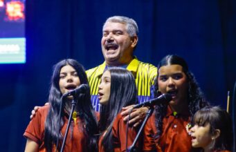 Gobernador Luis Caldera entregó Becas a 1.000 estudiantes de universidades públicas