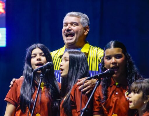 Gobernador Luis Caldera entregó Becas a 1.000 estudiantes de universidades públicas