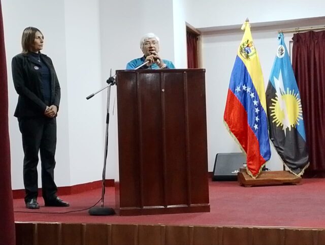 Mas-alla-pizarra.jpg