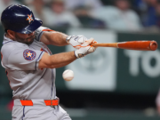 Altuve en una élite de los mayores jonroneros ante Texas