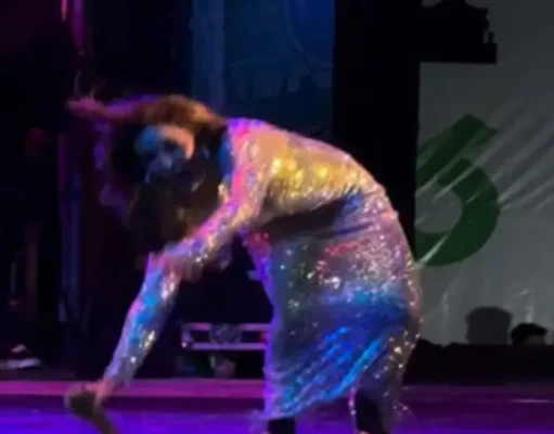 Se cayó Gloria Trevi en pleno canto…