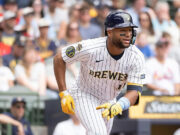 Jackson Chourio con par de cohetes en el triunfo 102 de Milwaukee