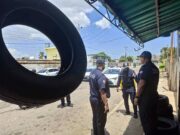 Polimaracaibo despliega operativo para despejar pasos peatonales obstruidos por neumáticos